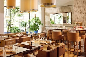 Déjeuner et dîner servis sur place