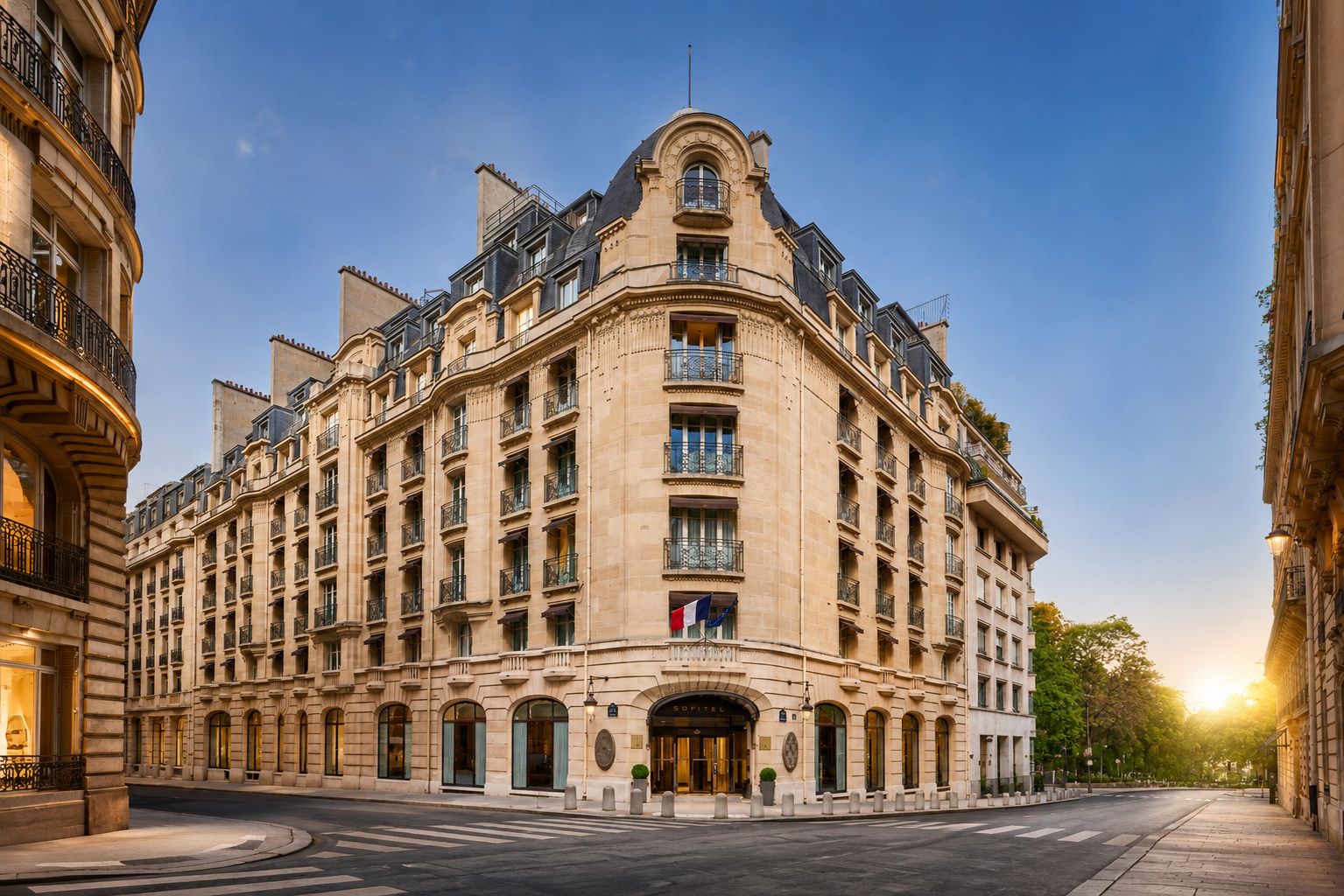 Un bâtiment historique doté d’une façade incurvée, de nombreux balcons et d’une entrée imposante.