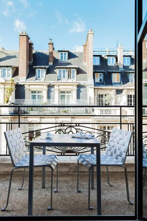 Suite – junior, 1 kingsize-seng | Terrasse/patio