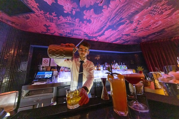 2 bars/lounges