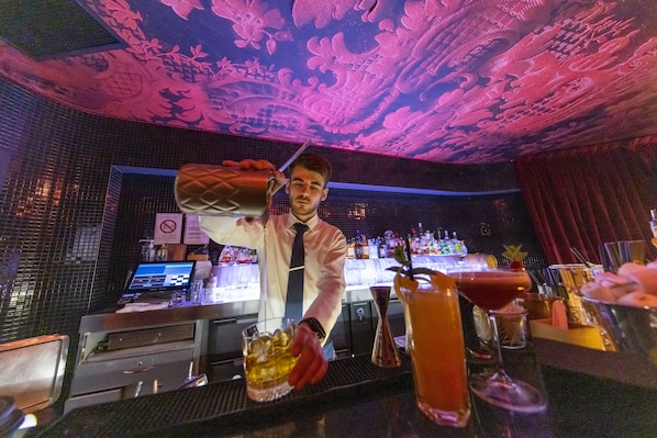 2 bars/lounges