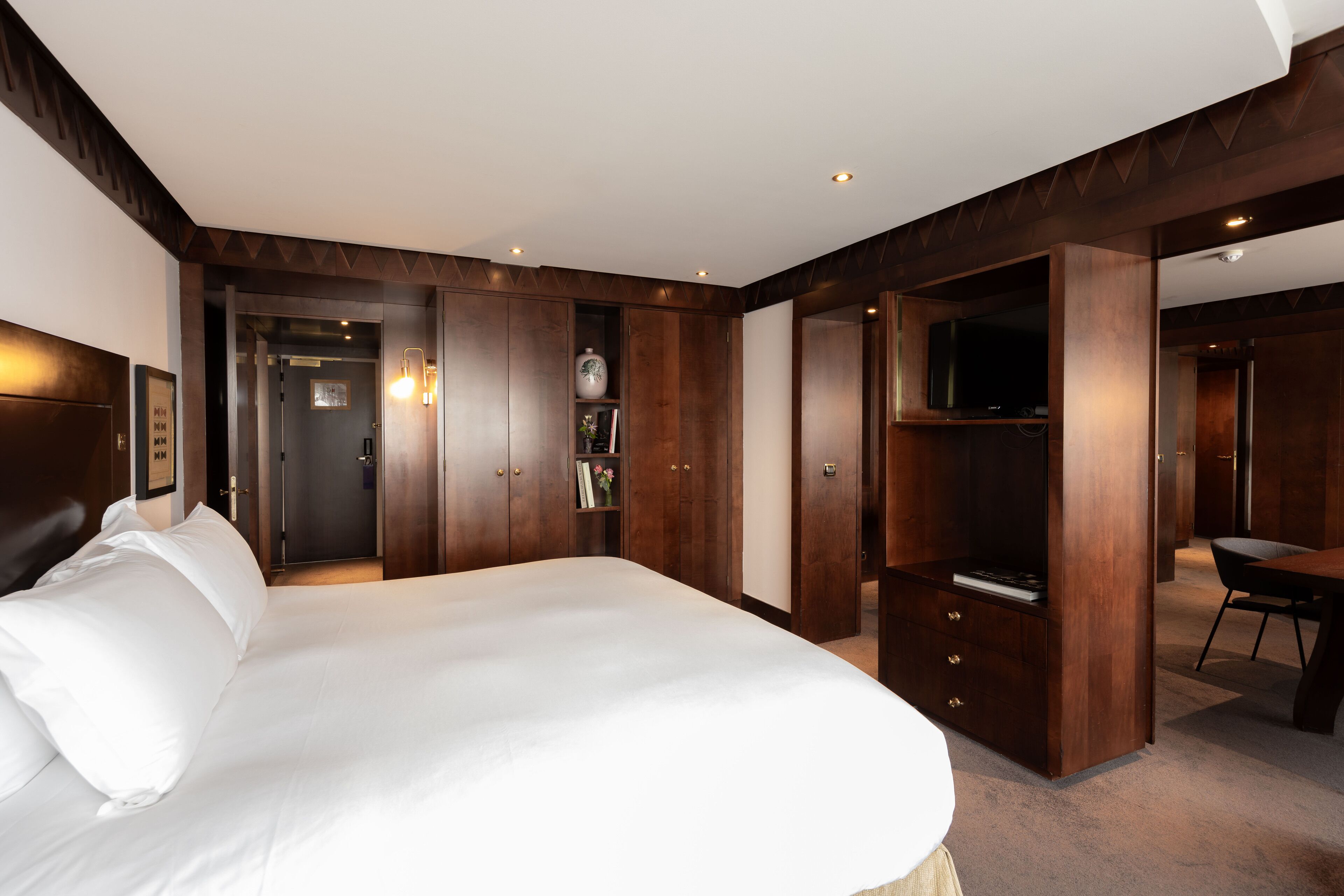 suite, 1 double bed, river view | premium bedding, minibar, in-room safe, desk