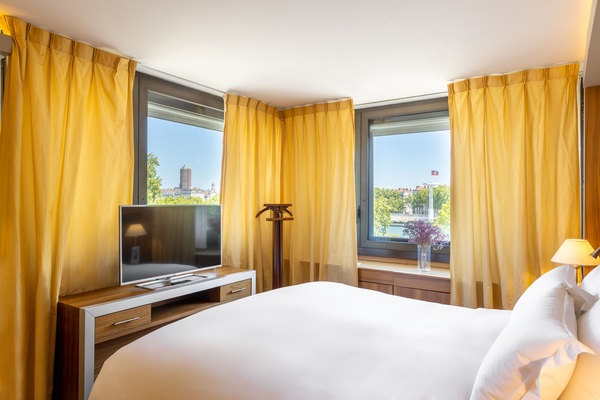 Bộ đồ giường cao cấp, minibar, két bảo mật tại phòng, bàn