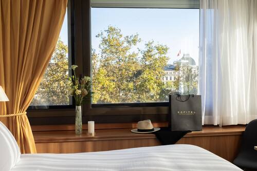 Classic Room, 1 Double Bed | Premium bedding, minibar, in-room safe, desk