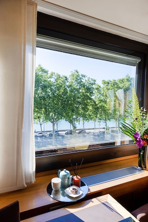 Superior kamer, 1 tweepersoonsbed, uitzicht op rivier | Luxe beddengoed, een minibar, een kluis op de kamer, een bureau