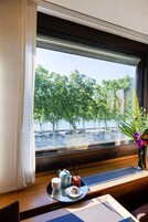 Superior kamer, 1 tweepersoonsbed, uitzicht op rivier | Luxe beddengoed, een minibar, een kluis op de kamer, een bureau