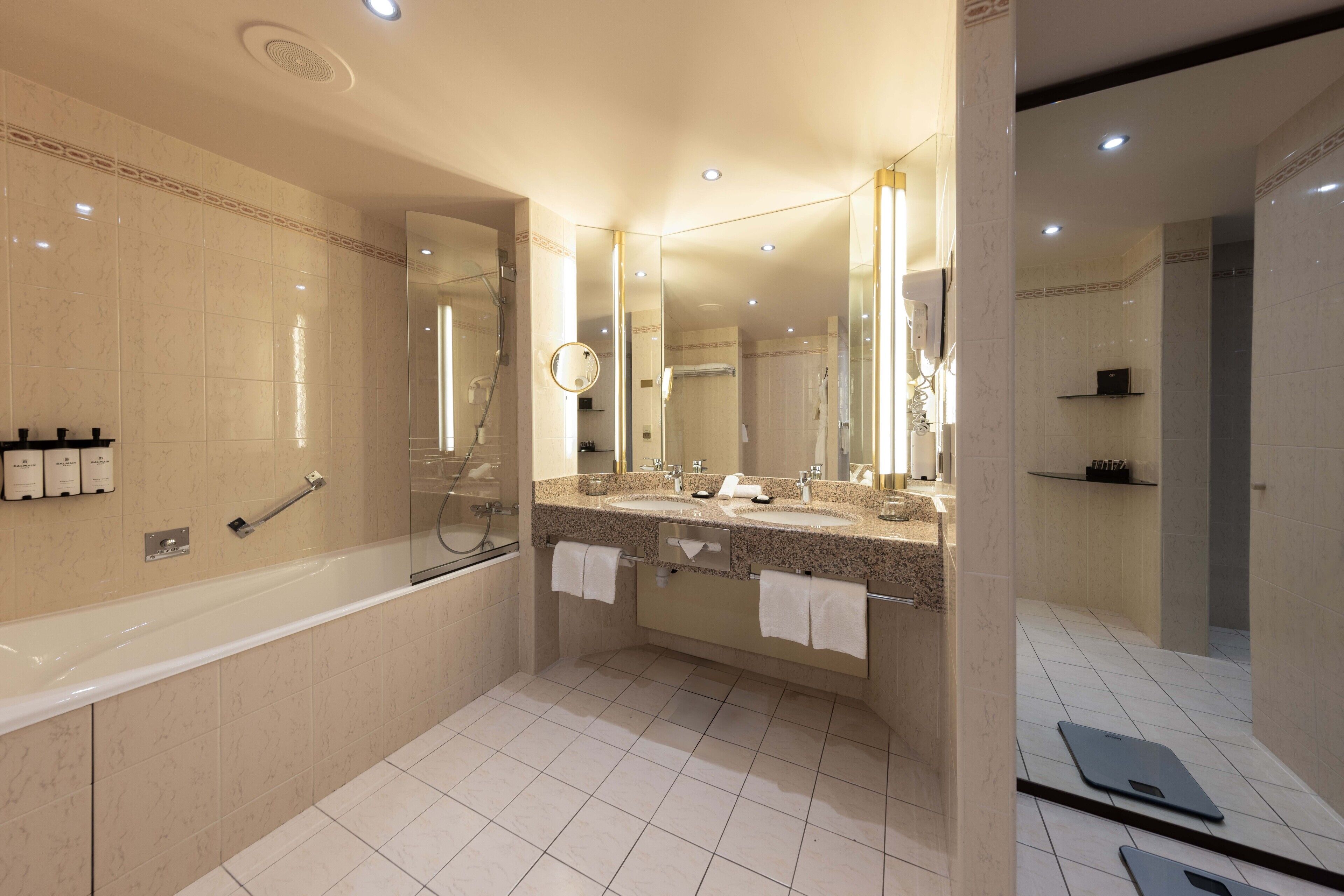 suite, 1 double bed, river view | bathroom | designer toiletries, hair dryer, bathrobes, slippers