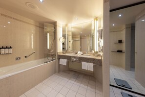 Suite, 1 cama matrimonial, vista al río | Baño | Amenidades de baño de diseñador, secadora de cabello, batas, pantuflas 