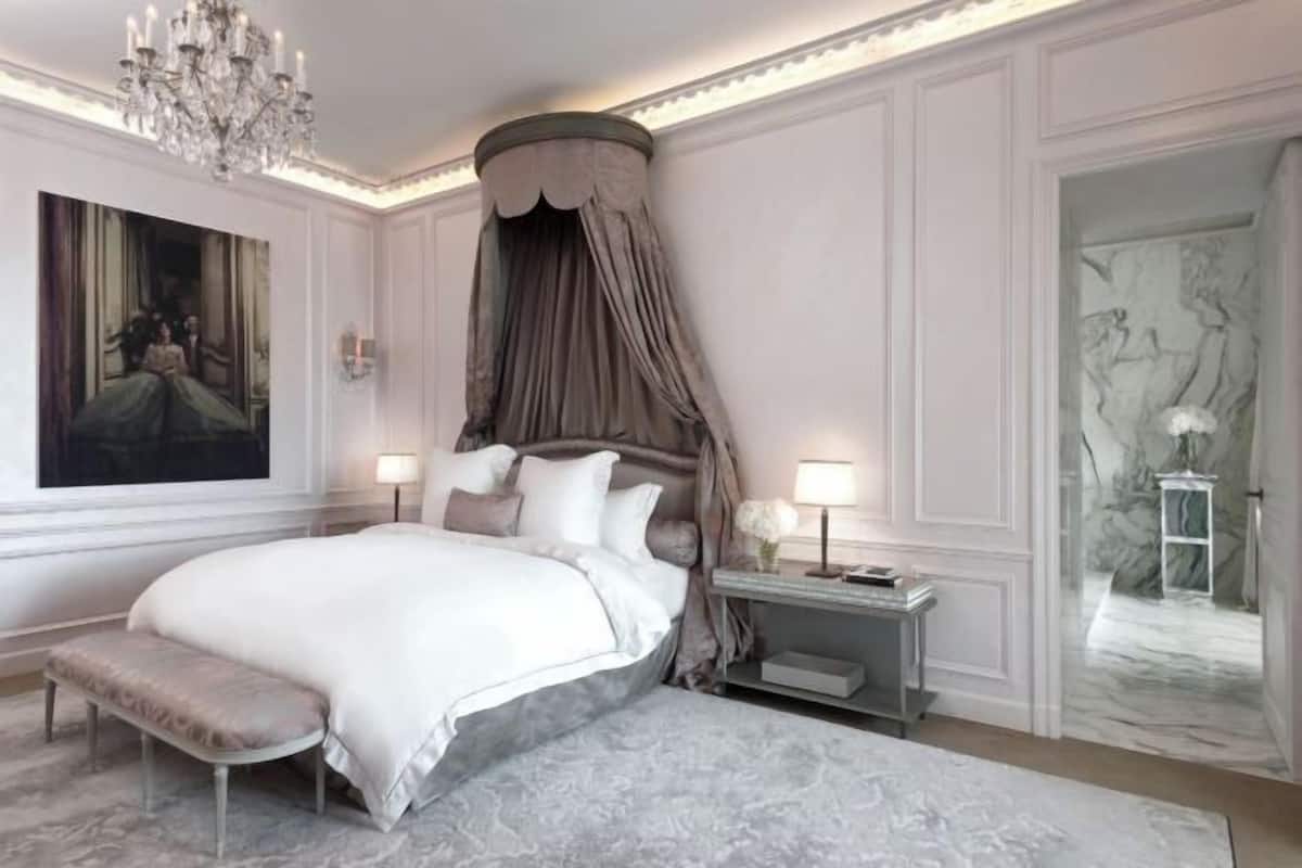 Luxe beddengoed, een minibar, een kluis op de kamer