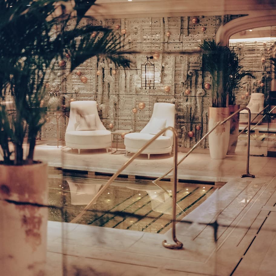 Indoor pool, sun loungers