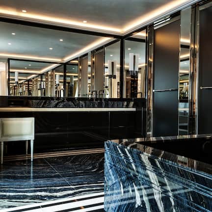 Grand Appartement Eiffel | Bathroom | Combined shower/tub, designer toiletries, hair dryer, bathrobes