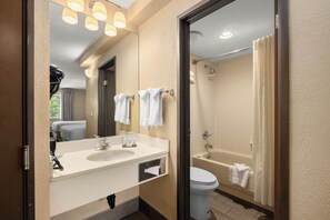 Habitación, 2 camas de matrimonio, no fumadores | Baño | Secador de pelo y toallas
