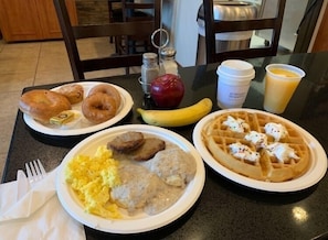 Free daily continental breakfast - Ramada by Wyndham Portland (Portland)