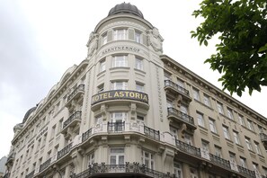 A historic building with the name "HOTEL ASTORIA" on its facade. - Hotel Astoria Vienna, Curio Collection by Hilton (Vienna)