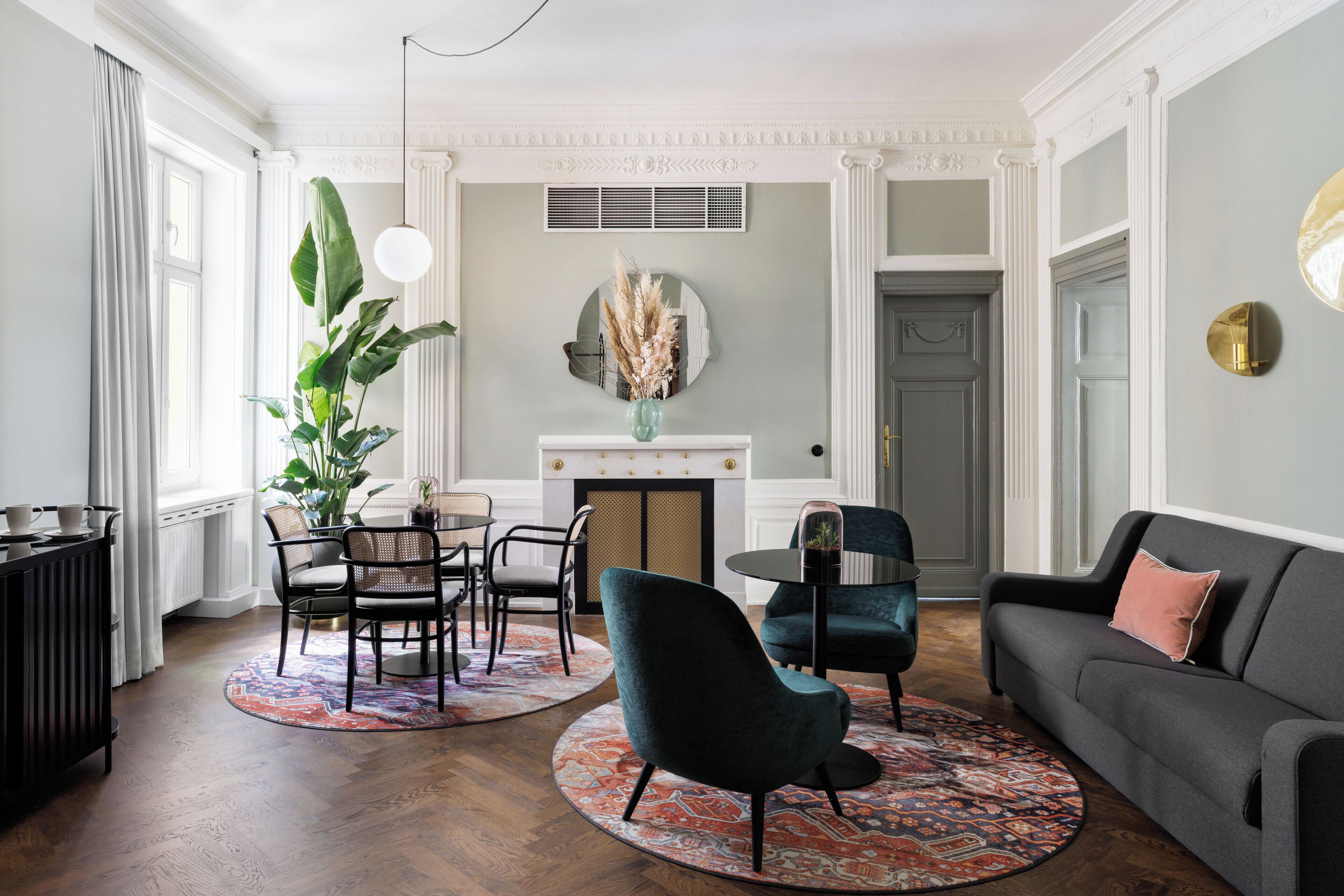 Una sala de estar con chimenea, un comedor con sillas y mesa, y un sofá.
