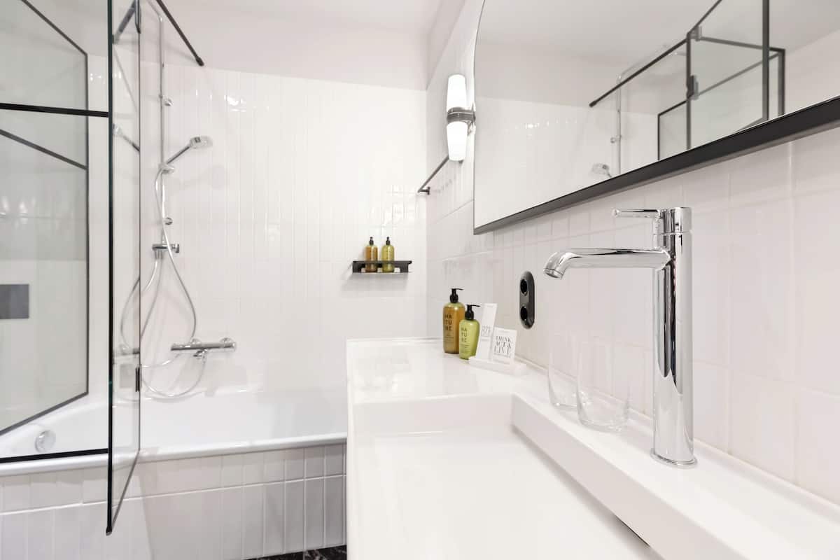 ไดร์เป่าผม, ผ้าเช็ดตัว, สบู่, ยาสระผม