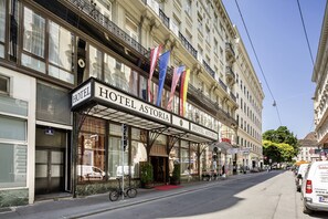 Property entrance - Hotel Astoria Vienna, Curio Collection by Hilton (Vienna)