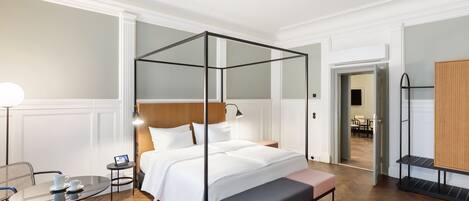 Seprai antialergi, minibar, brankas, dan kedap suara