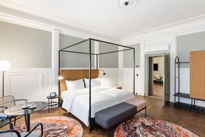 Hypo-allergenic bedding, minibar, in-room safe, soundproofing