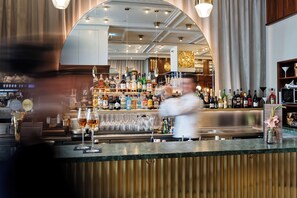 Bar (on property) - Hotel Astoria Vienna, Curio Collection by Hilton (Vienna)