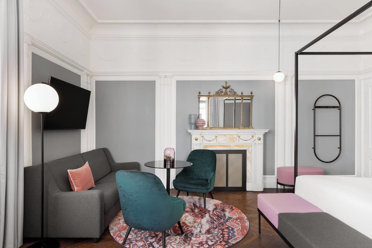 ห้องจูเนียร์สวีท, เตียงคิงไซส์ 1 เตียง | เครื่องนอนป้องกันสารก่อภูมิแพ้, มินิบาร์, ตู้นิรภัยในห้องพัก