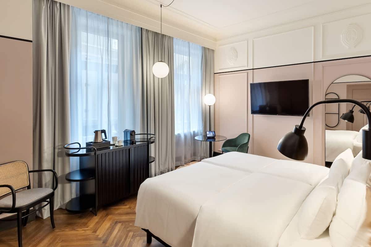 Allergitestade sängkläder, minibar och värdeförvaringsskåp på rummet