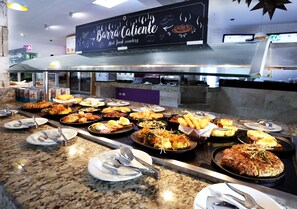 Phục vụ bữa sáng, bữa trưa và bữa tối 
