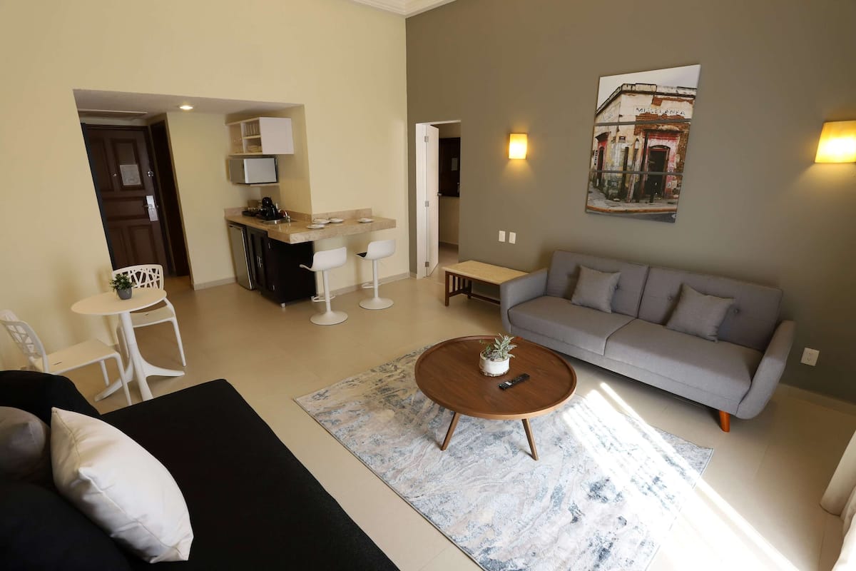 Suite, 1 soverom | Oppholdsområde | En 16-tommers LCD-TV med kabel-kanaler samt TV