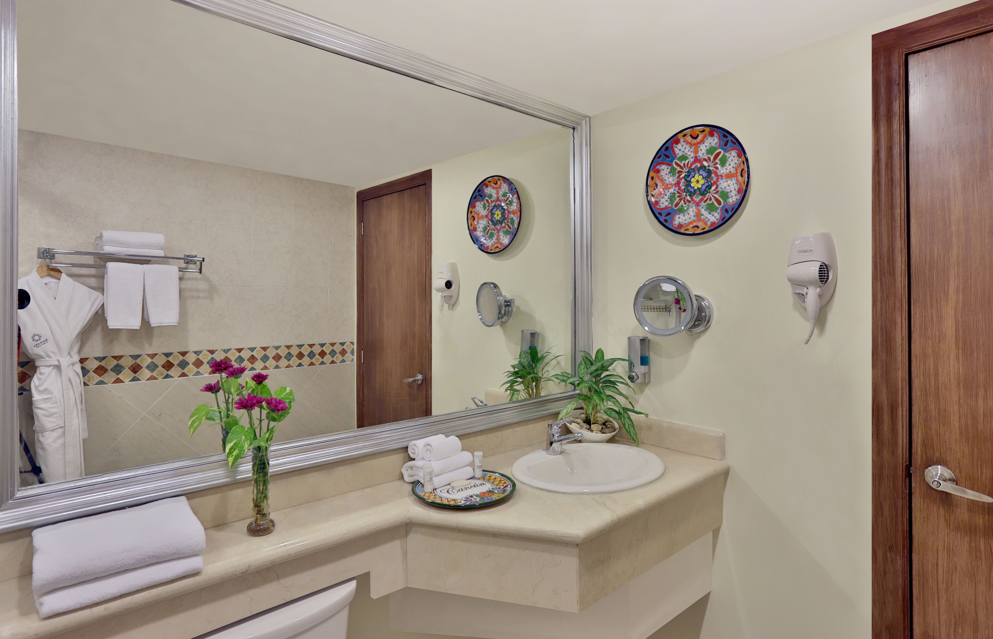 standard room | bathroom | combined shower/bathtub, rainfall showerhead, free toiletries