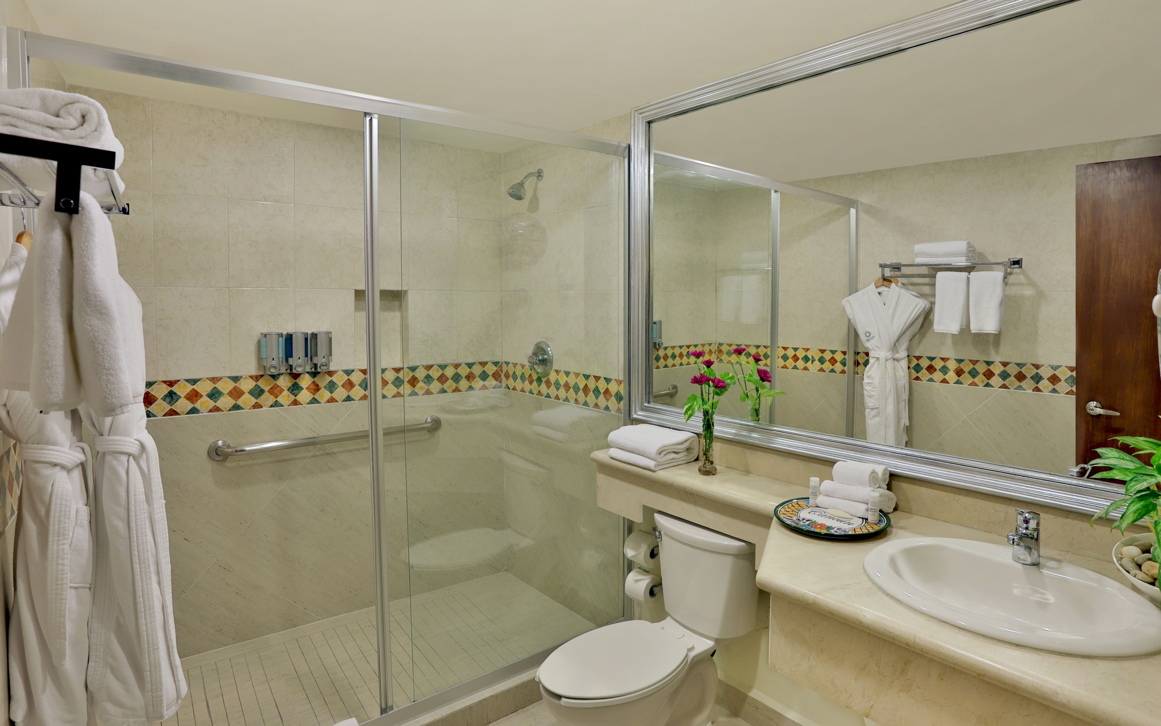 combined shower/bathtub, rainfall showerhead, free toiletries