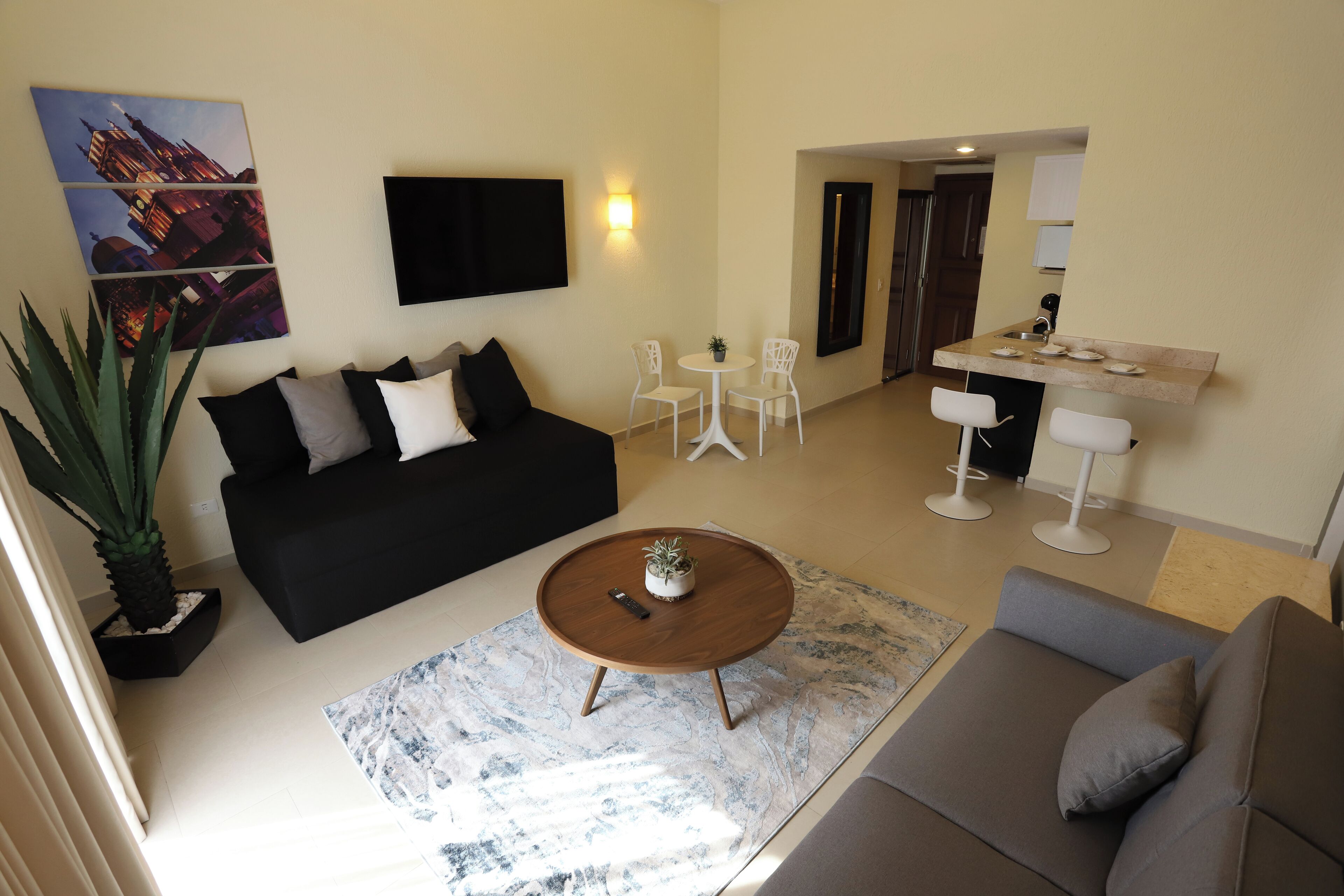 Suite, 1 dormitori | Sala d'estar | Televisor LCD de 16 polzades amb canals per cable i televisor 