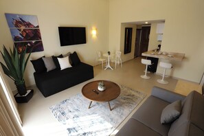 Suite, 1 kamar tidur | Area keluarga | Televisi LCD 16-inci dengan saluran TV kabel dan TV