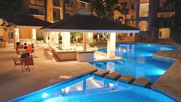 Kolam renang outdoor, dengan payung kolam renang dan kursi berjemur