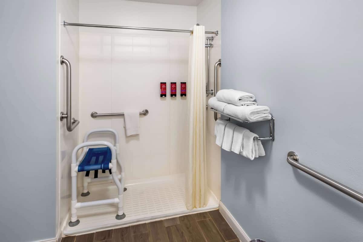 Duschwanne, kostenlose Toilettenartikel, Haartrockner, Handtücher