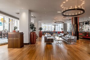 供应早餐、午餐和晚餐,英国菜