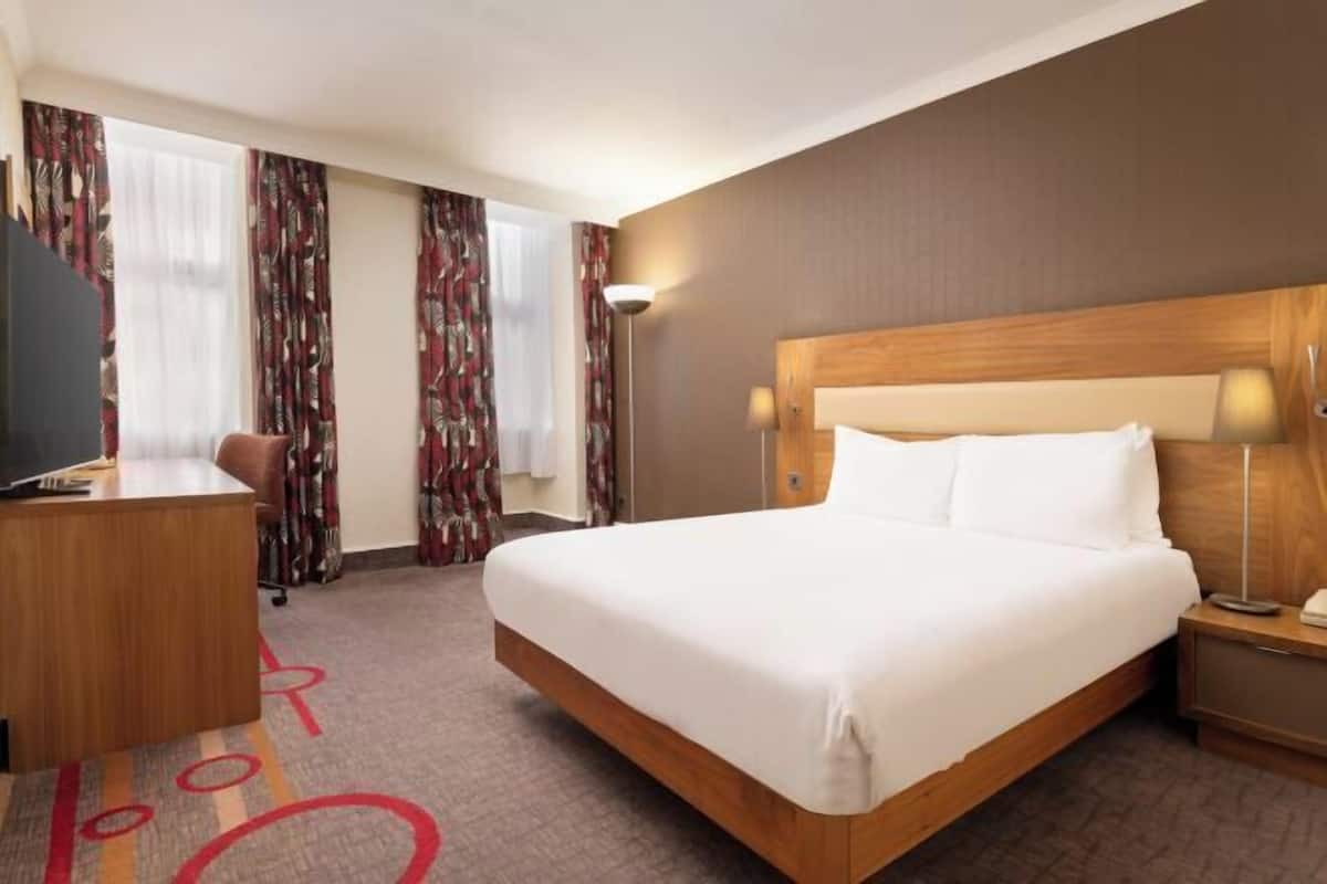 Hochwertige Bettwaren, Minibar, Zimmersafe, Schreibtisch