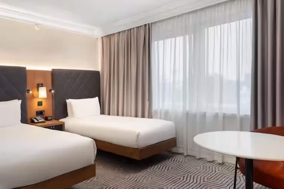 Hochwertige Bettwaren, Minibar, Zimmersafe, Schreibtisch