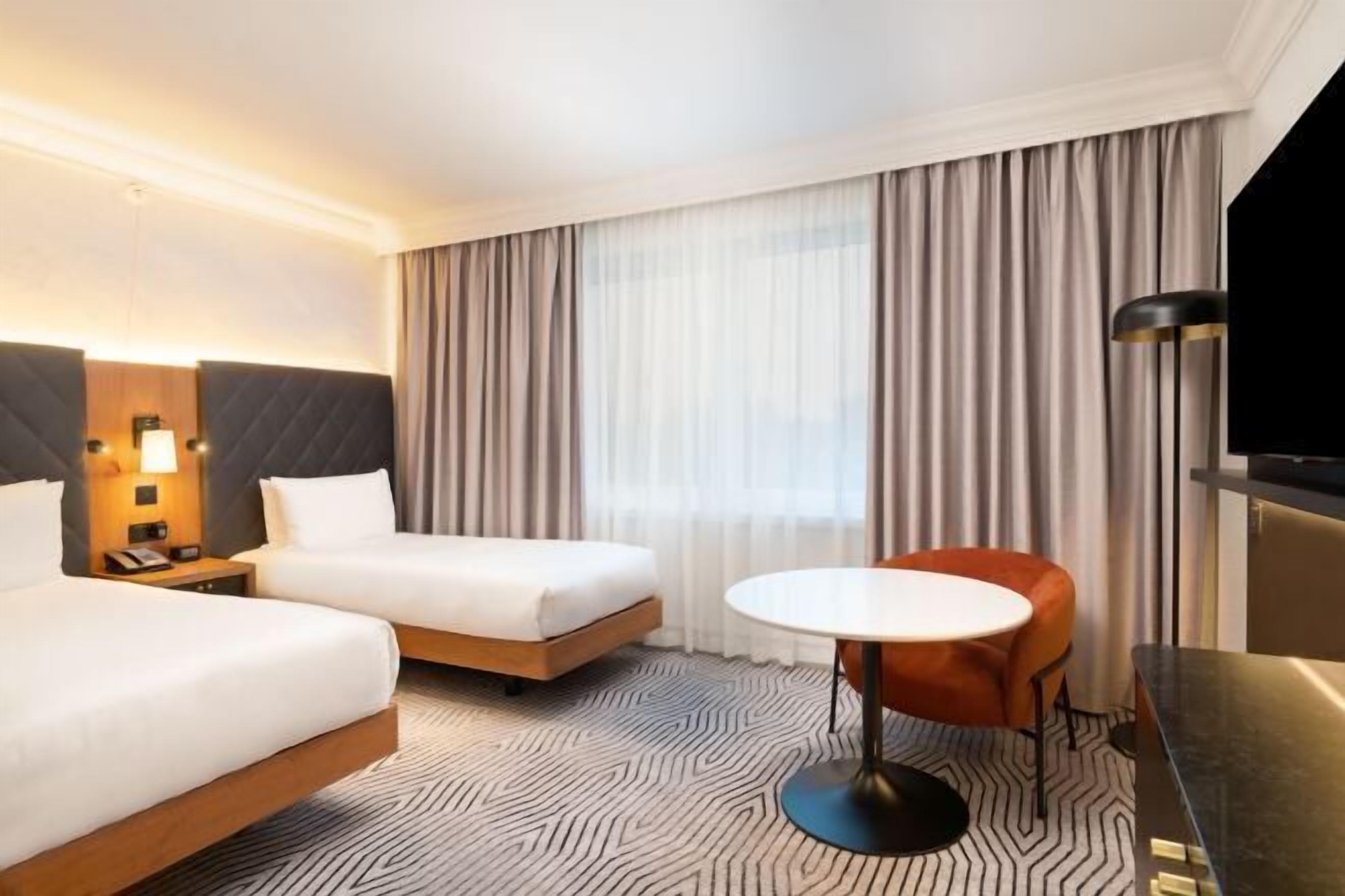 Ylelliset vuodevaatteet, minibaari, tallelokero huoneessa, työpöytä