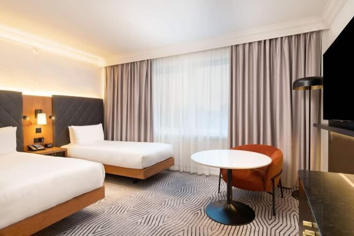 Ylelliset vuodevaatteet, minibaari, tallelokero huoneessa, työpöytä