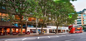 Located in the heart of the city, this hotel offers stunning views of the surrounding streets.
