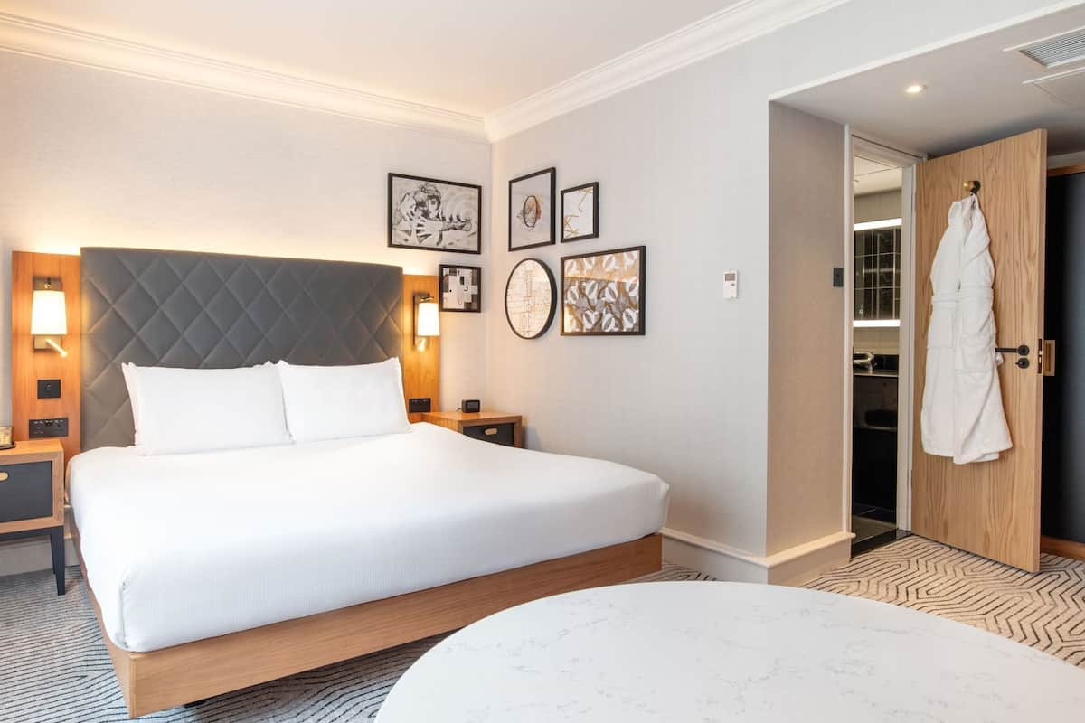 Hochwertige Bettwaren, Minibar, Zimmersafe, Schreibtisch