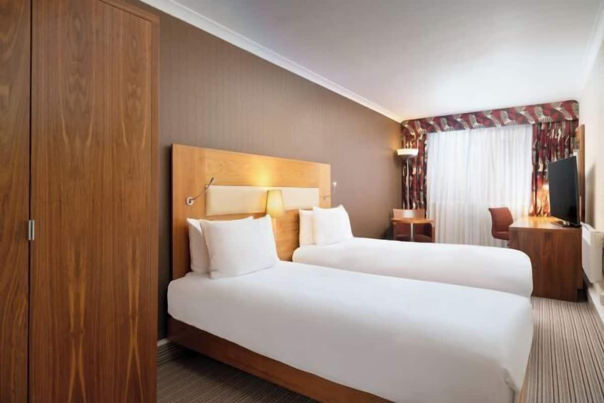 Hochwertige Bettwaren, Minibar, Zimmersafe, Schreibtisch
