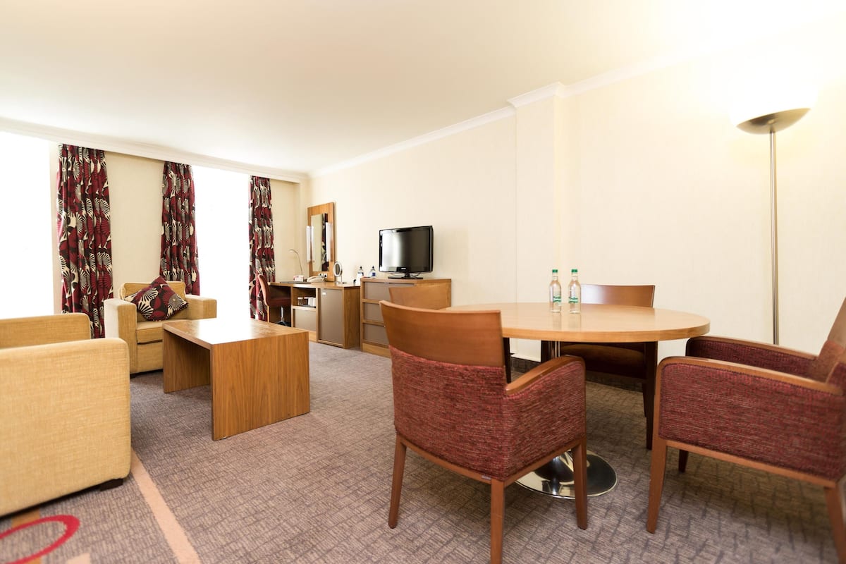 Double Hilton Suite | Premium bedding, minibar, in-room safe, desk