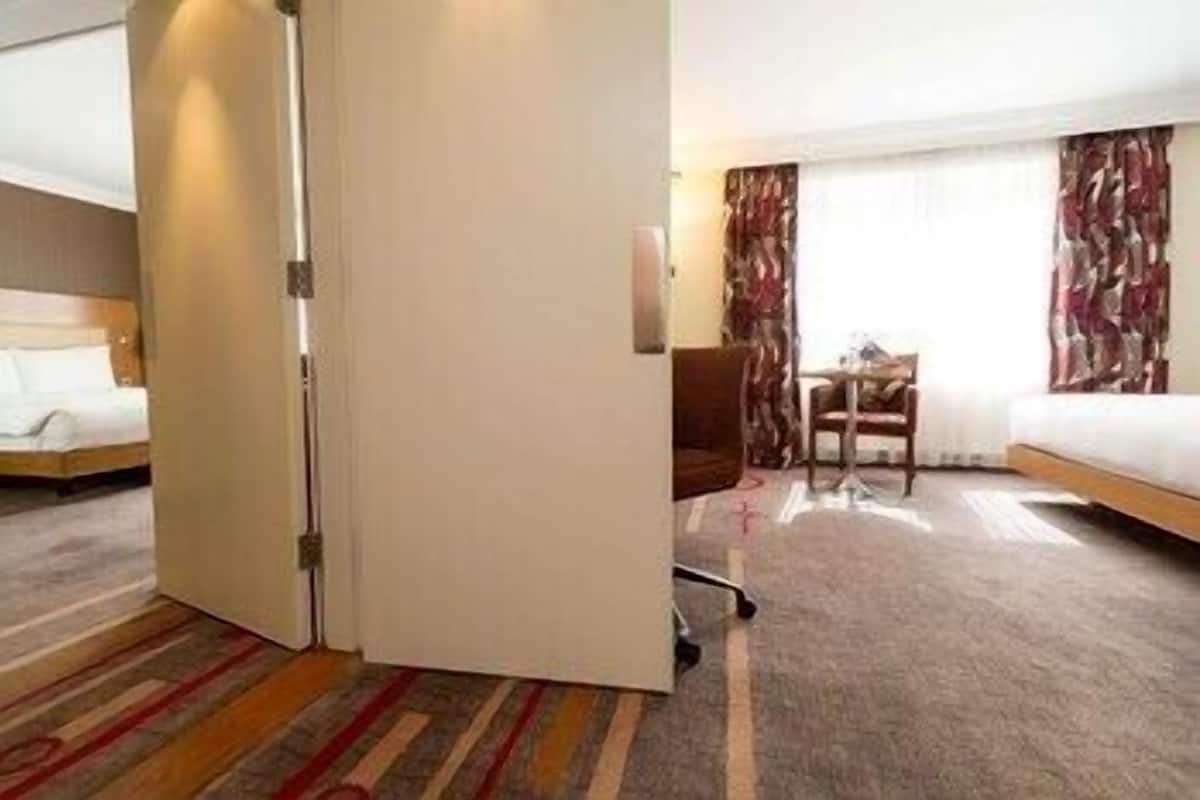 Hochwertige Bettwaren, Minibar, Zimmersafe, Schreibtisch