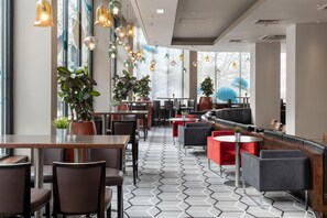 早餐，供應午餐和晚餐