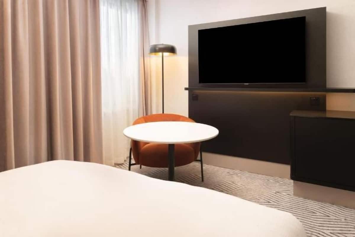 Hochwertige Bettwaren, Minibar, Zimmersafe, Schreibtisch