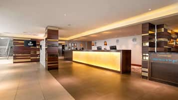 Welcome to the Hilton reception area, where a sleek design and warm glow create a contemporary ambiance.