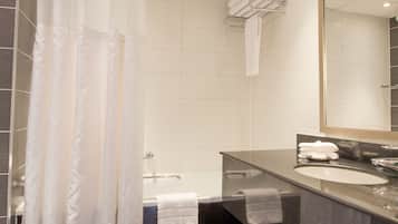 Double Hilton Junior Suite | Bathroom | Combined shower/bathtub, deep-soaking bathtub, free toiletries
