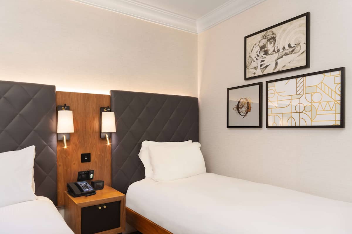 Hochwertige Bettwaren, Minibar, Zimmersafe, Schreibtisch