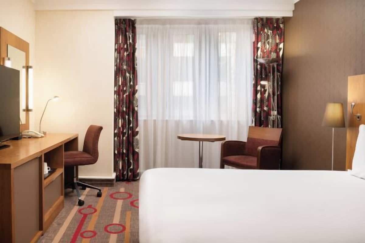 Hochwertige Bettwaren, Minibar, Zimmersafe, Schreibtisch